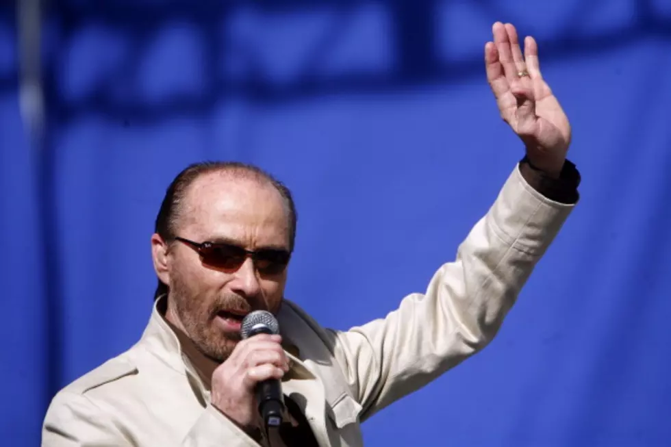 Classic Country Song of the Day &#8211; &#8216;I Don&#8217;t Mind the Thorns (If You&#8217;re the Rose)&#8217; by Lee Greenwood [VIDEO]