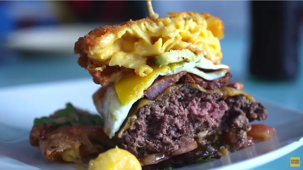 Mac & Cheese Bun Burger – International Burger Day! [VIDEO]