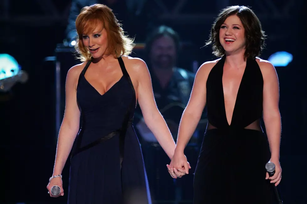 Reba with Kelly Clarkson in 2002: &#8220;Does He Love You&#8221; [VIDEO]