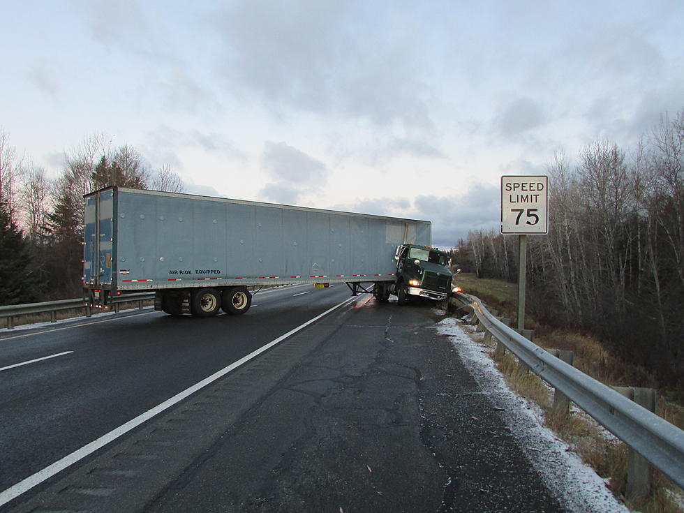 Tractor Trailer Jackknifes &#038; Blocks Traffic on I-95, Island Falls. Maine