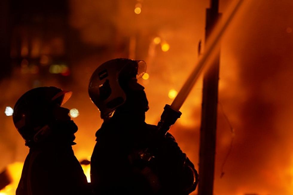 Crews Battle Fire in Downtown Woodstock