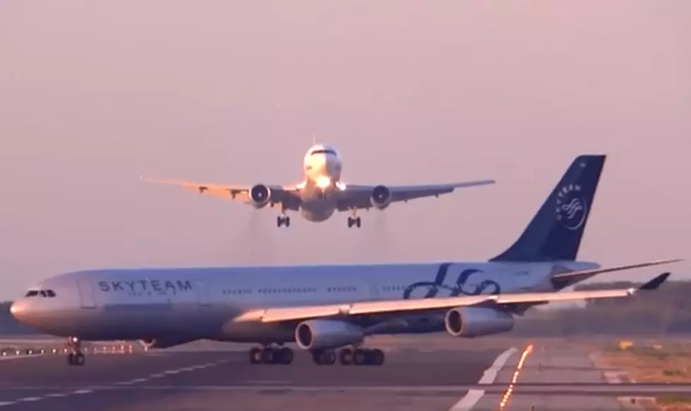 Planes Nearly Collide on Barcelona Runway [VIDEO]