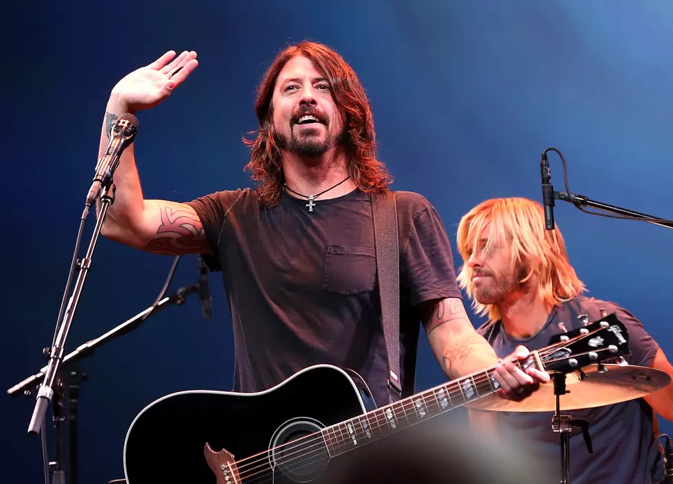 Foo Fighters’ Dave Grohl Breaks His Leg and Finishes the Show