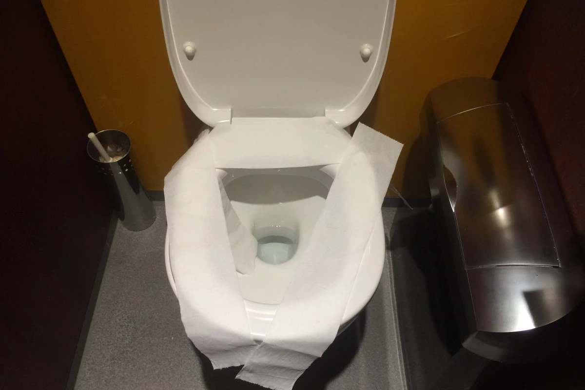 Туалетная бумага в унитаз можно. Унитаз для общественных мест. Унитаз для общественного туалета. Туалетную бумагу в унитаз.