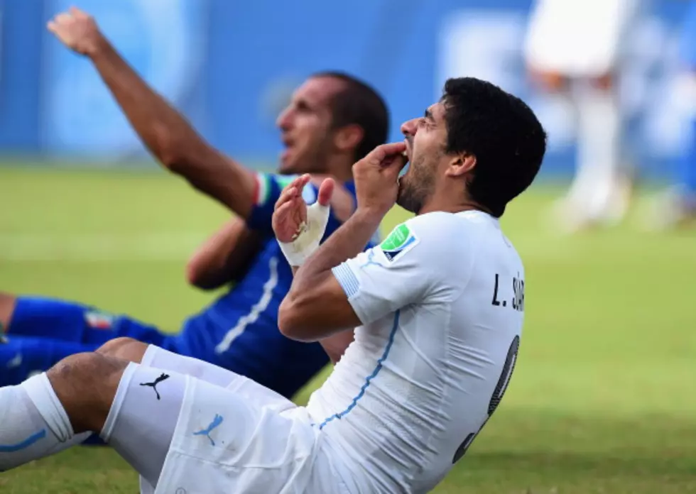 Luis Suarez Bites Giorgio Chiellini in Uruguay&#8217;s 1-0 Win Over Italy [VIDEO]