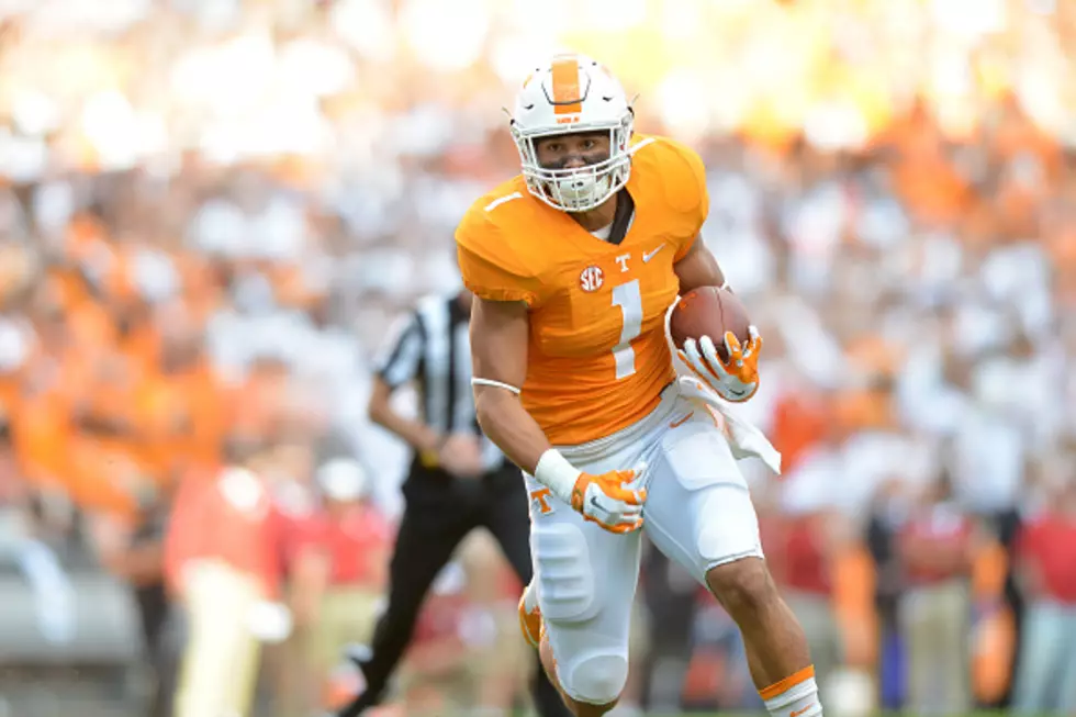 KNOXVILLE, TN - SEPTEMBER 12: Running back Jalen Hurd #1 of the Tennessee Volunteers runs for first half yardage during their game against the Oklahoma Sooners at Neyland Stadium on September 12, 2015 in Knoxville, Tennessee. (Photo by Jackson Laizure/Getty Images)