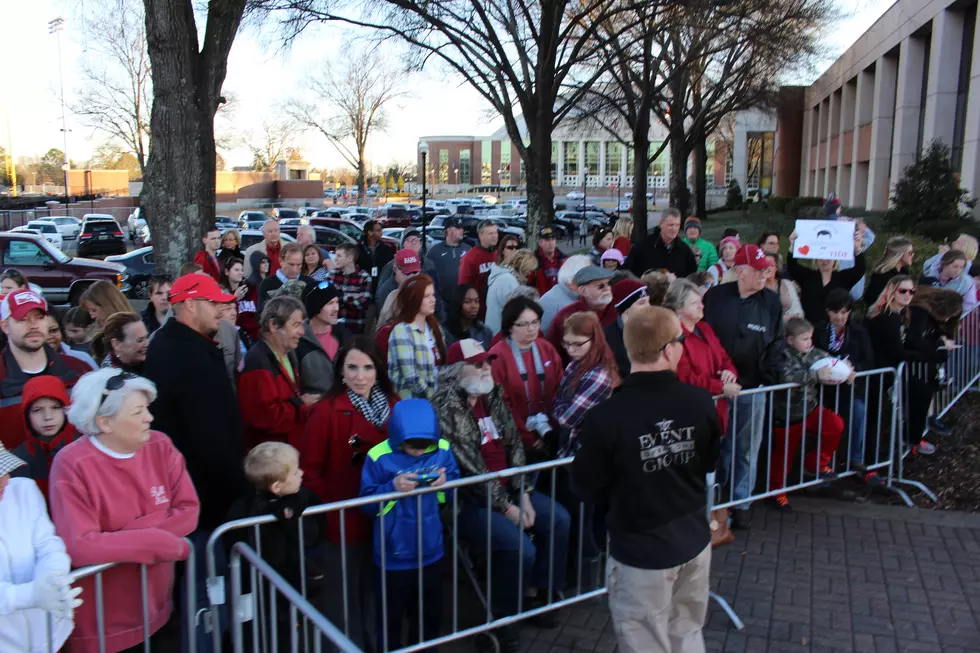 WATCH: Alabama Fans Welcome The Football Team Back To Tuscaloosa