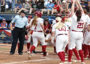 Record Performance Advances Alabama in Women’s College World Series with 15-3 Win Over Florida