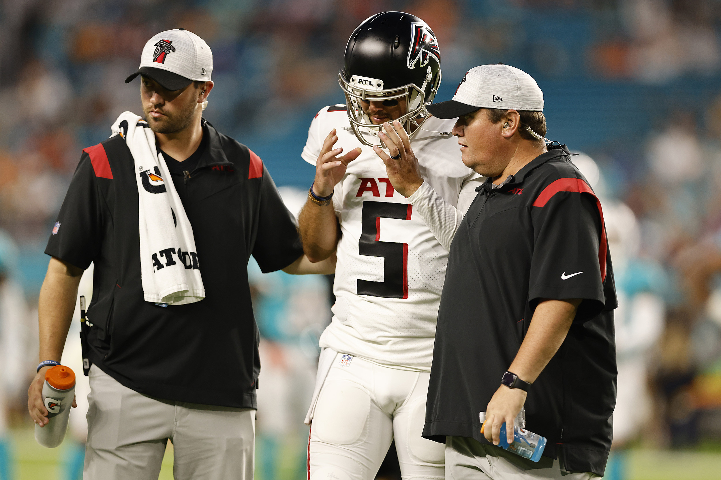 Center John Scully of the Atlanta Falcons snaps the football to News  Photo - Getty Images