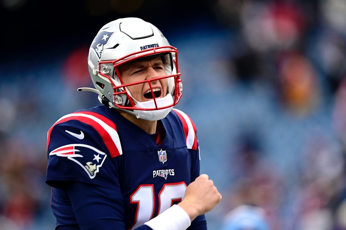 Jones throws 2 TD passes, Patriots roll past Titans 36-13