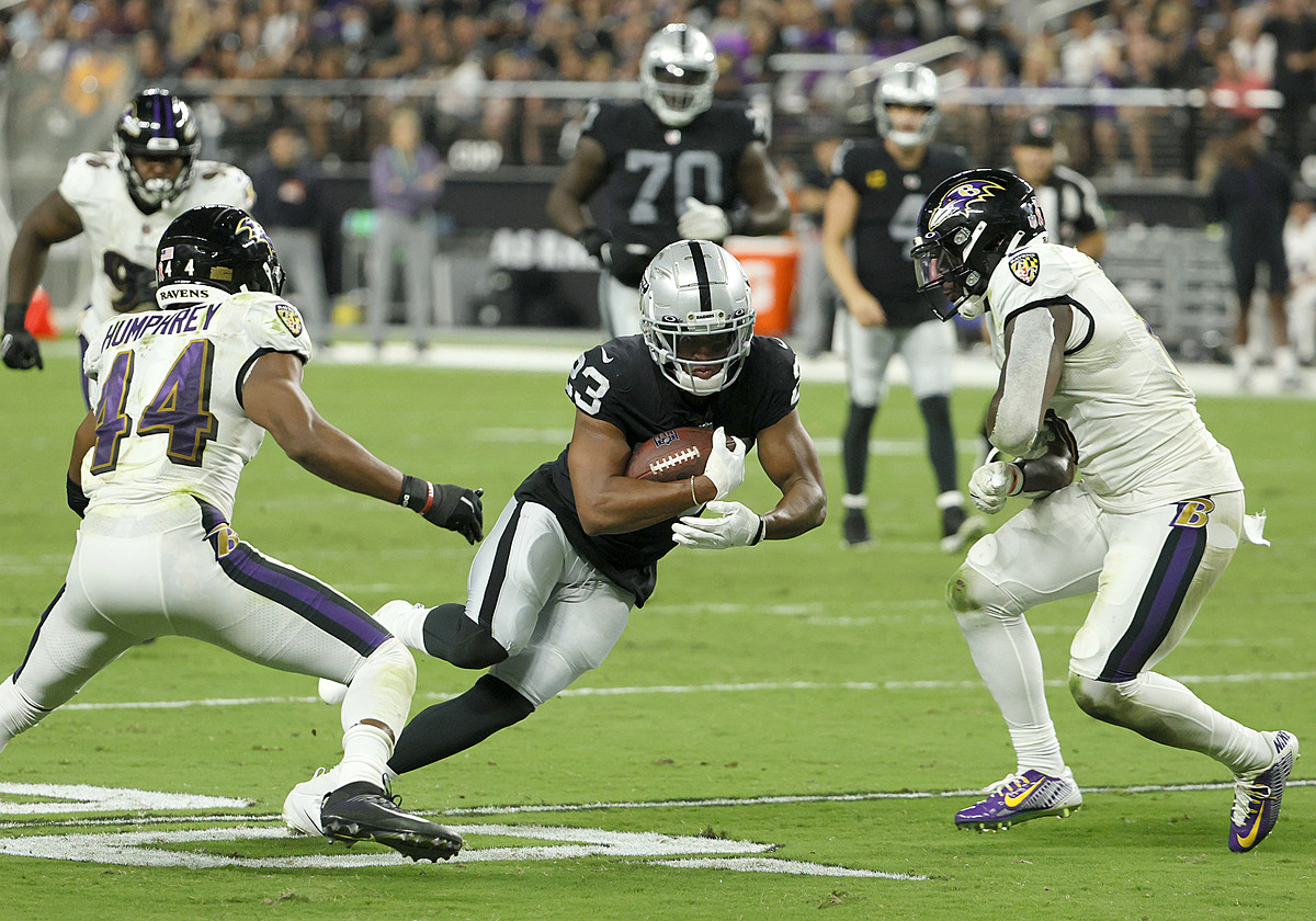 Running back Kenyan Drake of the Las Vegas Raiders dives for a first  News Photo - Getty Images