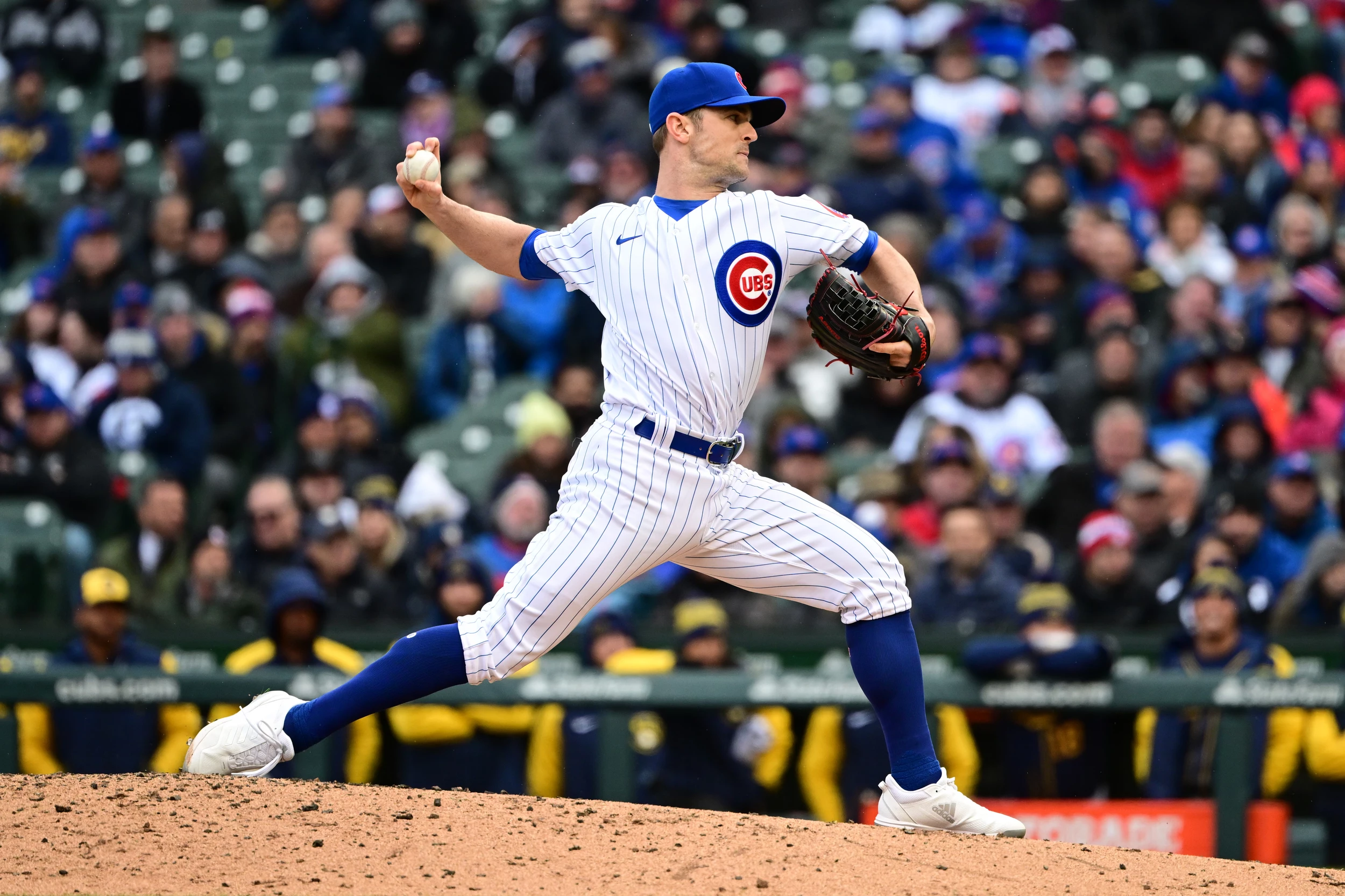 Rizzo, Cubs raise World Series banner during home opener