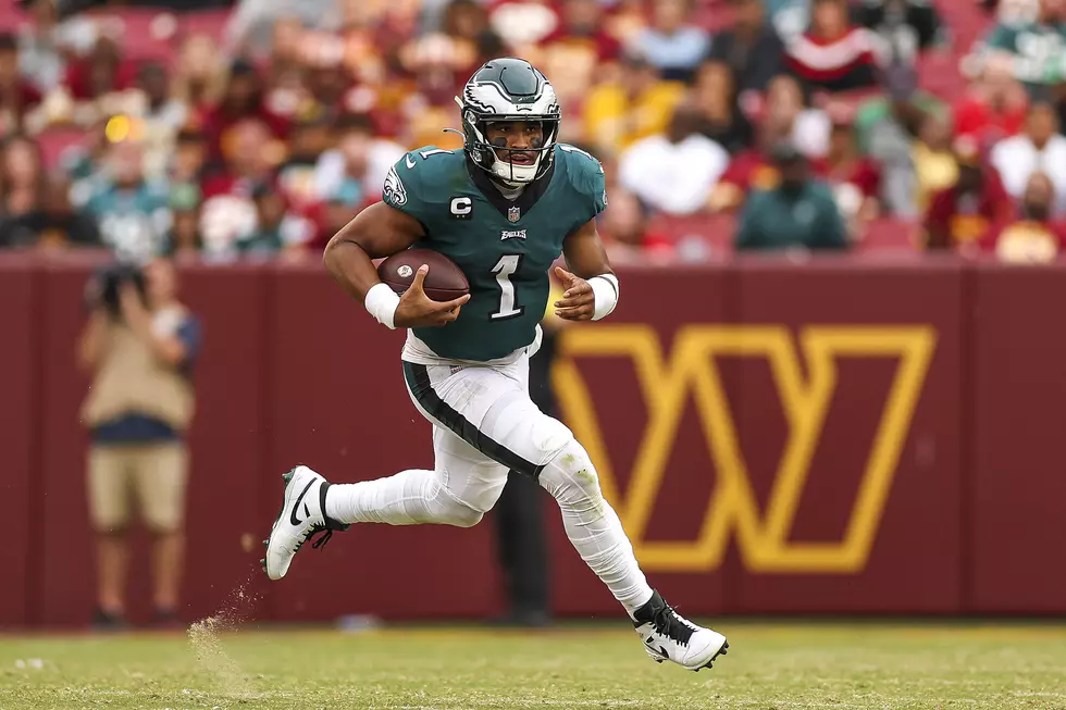 Jalen Hurts anota três touchdowns e lidera Philadelphia Eagles a