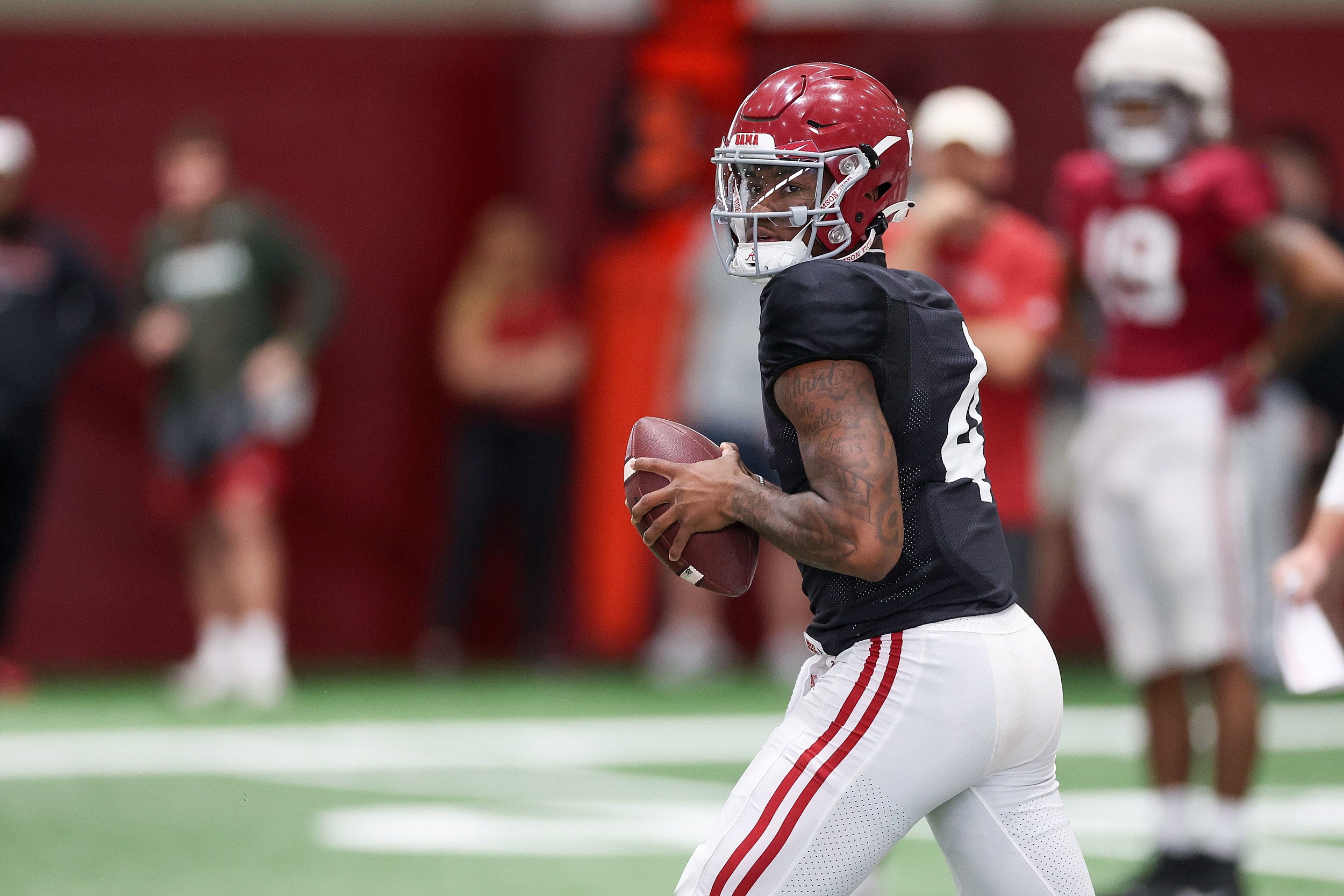 Alabama QB Bryce Young exits with apparent shoulder injury