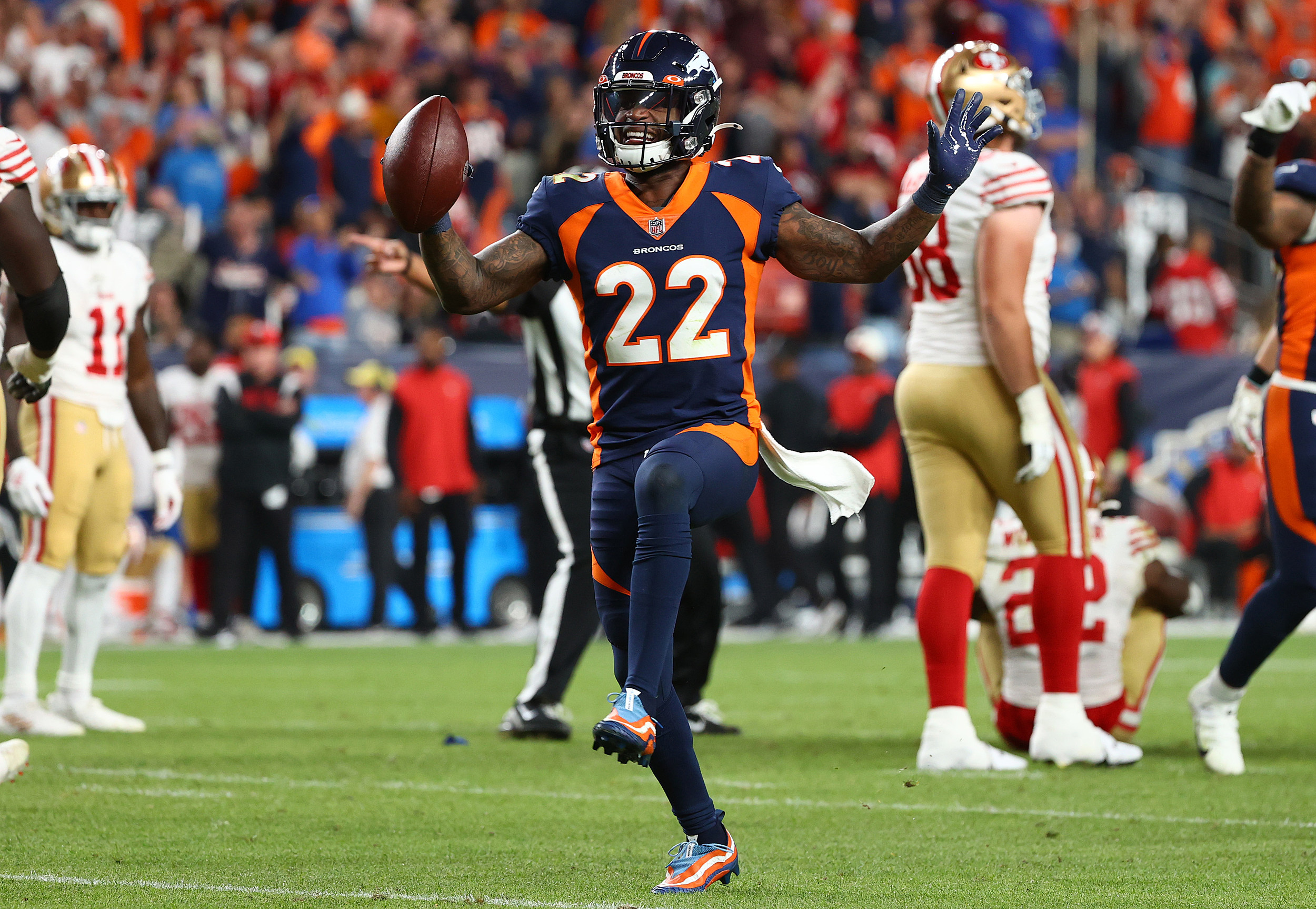 The Broncos re-sign Kareem Jackson to a one-year deal