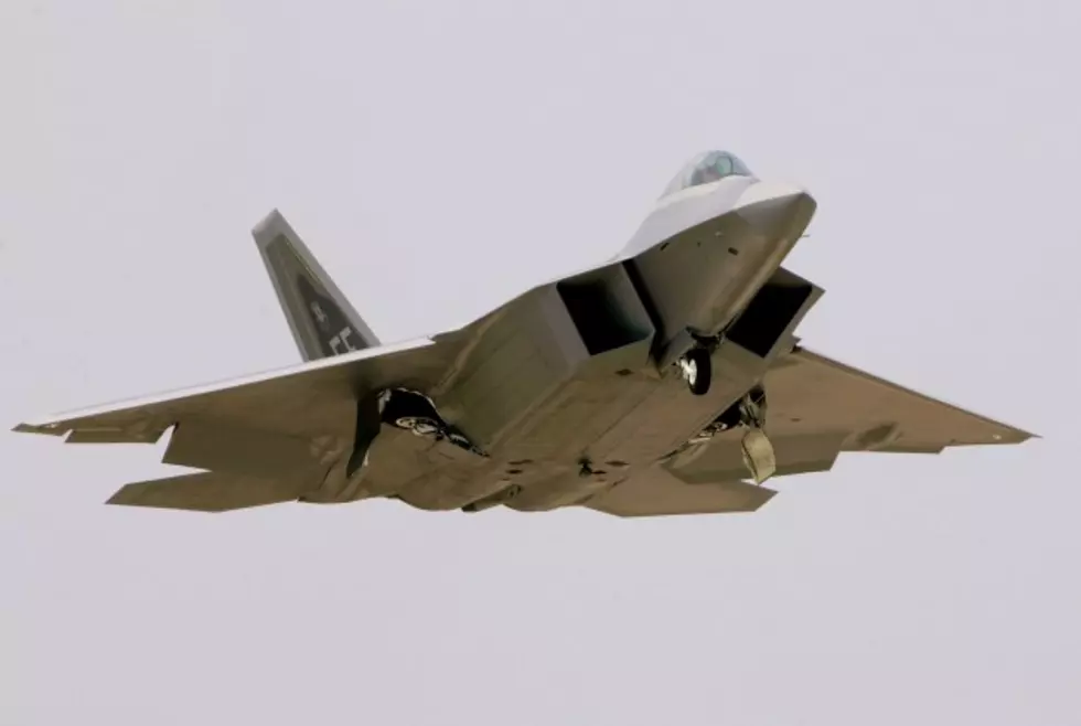 F-22 Raptor Hovers in Mid-Air at Tuscaloosa Regional Air Show [VIDEO]