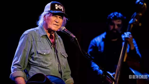 Country Music Legend Honors the Late Wayne Mills