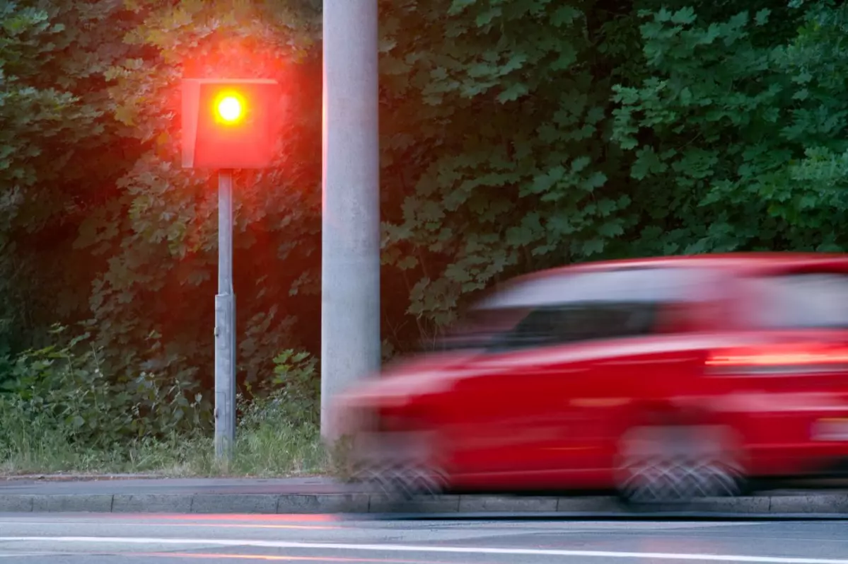 Машина проезжает на красный свет. Едет красная машина. Светофор для машин. Красный свет светофора.