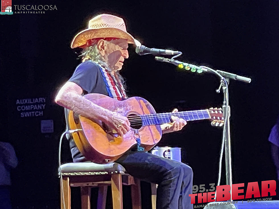 [Pictures] Willie Nelson Hits The Stage At The Tuscaloosa Amphitheater