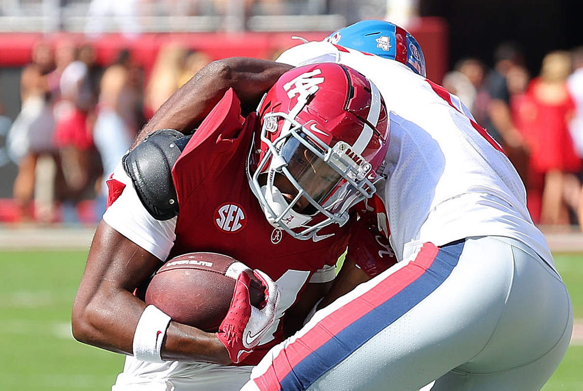 Alabama Crimson Tide's quarterback Joe Namath steps back and looks News  Photo - Getty Images