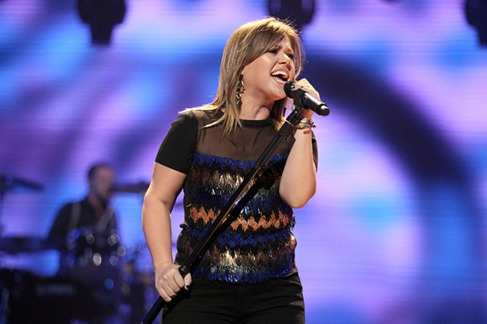 Kelly Clarkson Covers TLC’s ‘No Scrubs’ Live