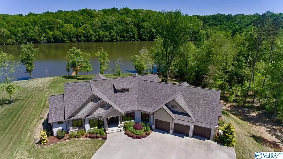 Alabama’s Wheeler Lake Home Features Spectacular Views of the Tennessee River
