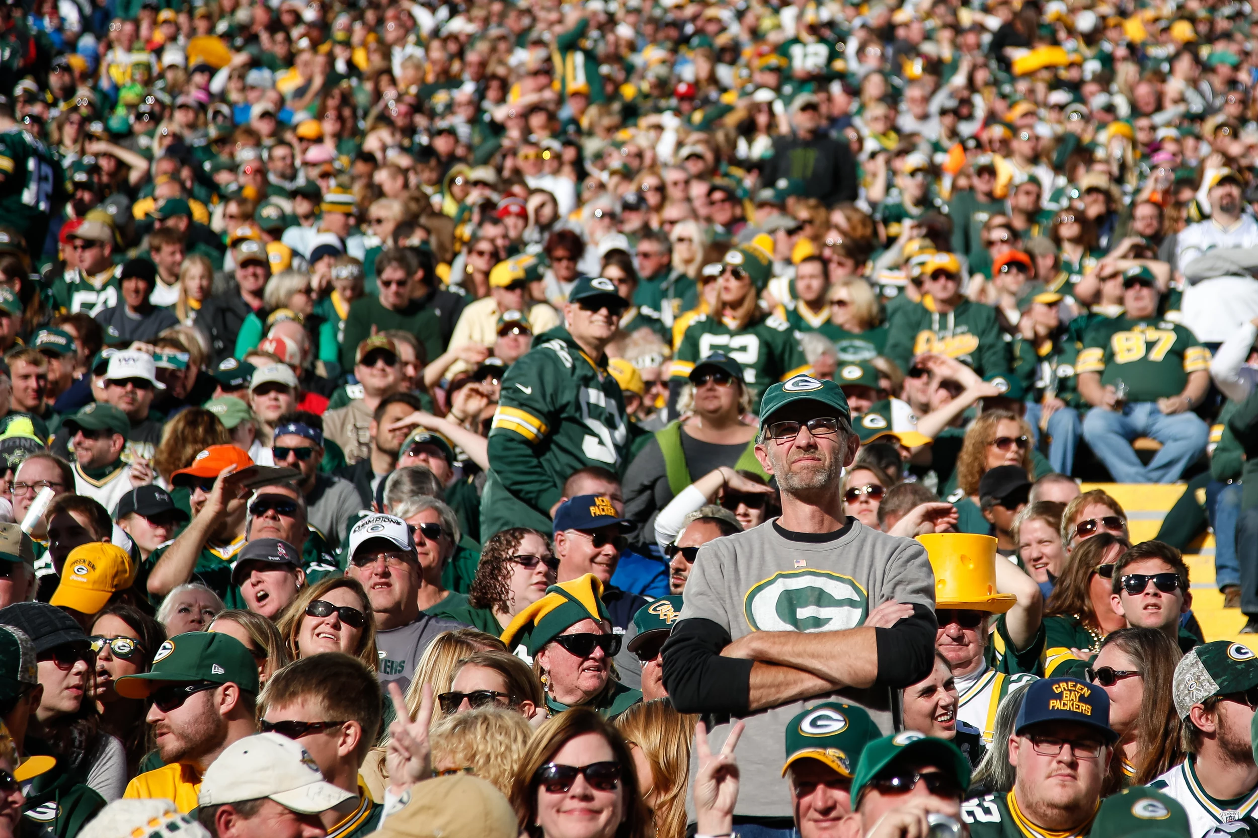 Angry Packers fan pours beer on Lions player for mocking Lambeau Leap