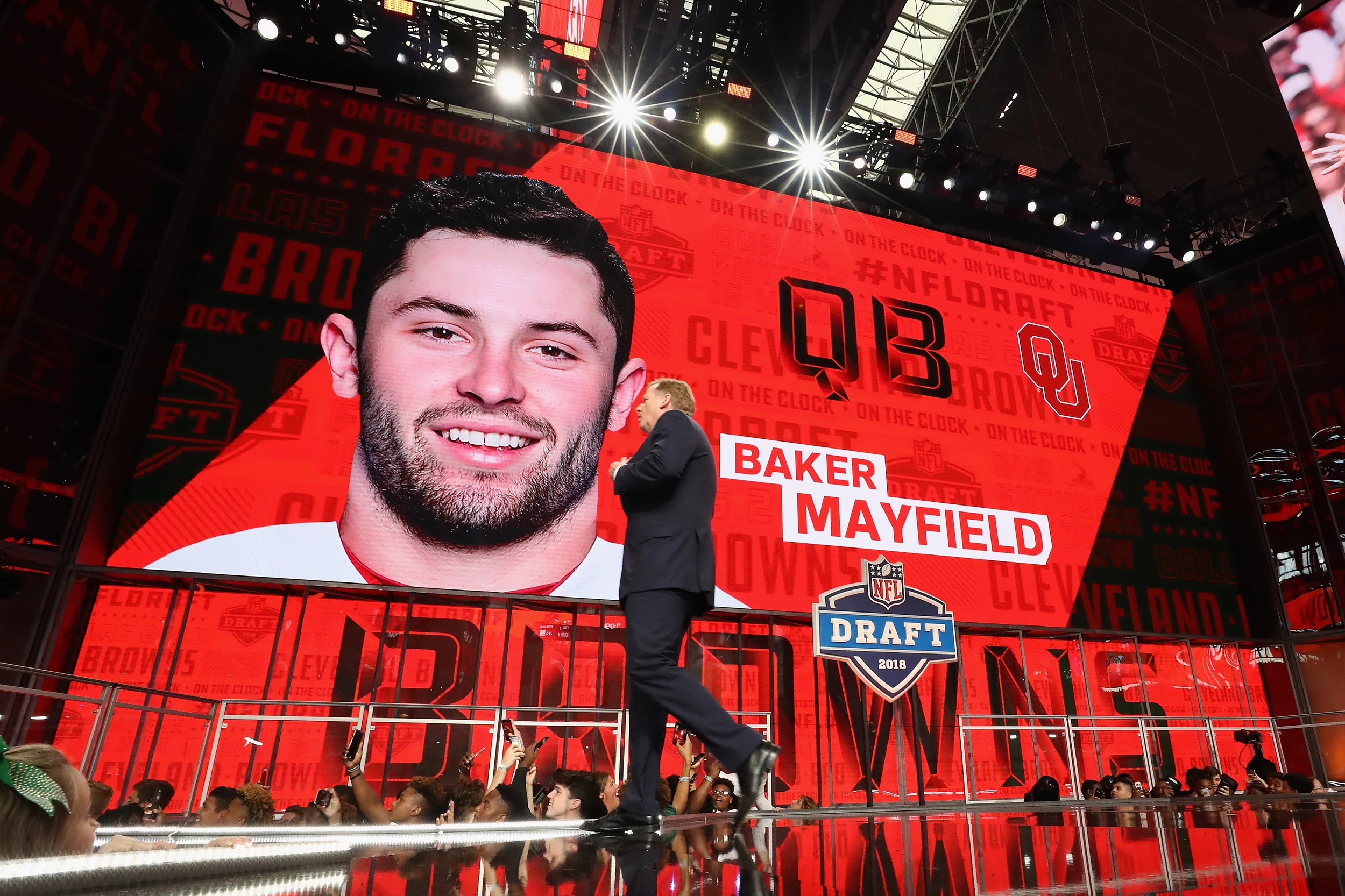 Baker Mayfield recreates Brett Favre's iconic NFL draft photo - The  Washington Post