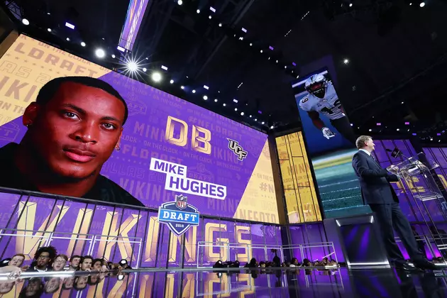 Mike Hughes Signs His Rookie Contract with the Minnesota Vikings
