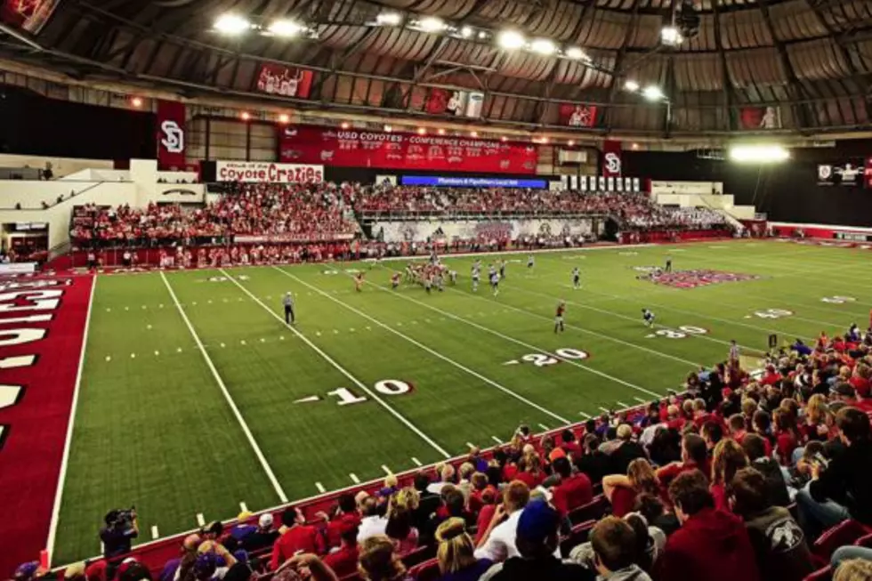 Austin Simmons Sends South Dakota Coyotes Past Western Illinois for a 17-12 victory