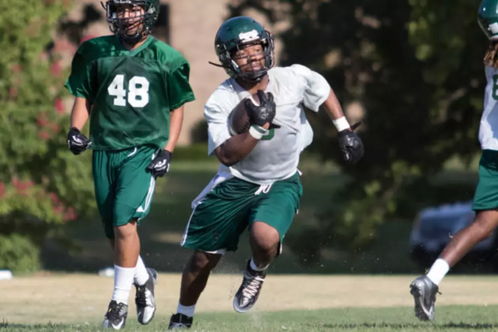 Longview running back Tylan Miller runs the ball during Lobos practice Aug. 10. (Mark Martin, ETSN.fm)