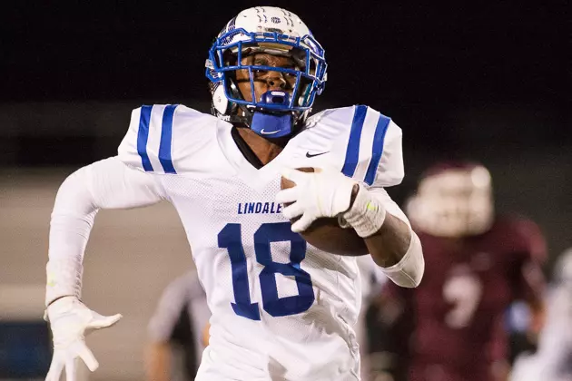 Touchdown Pass in Closing Seconds Sends Ennis to 14-10 Win Over Lindale