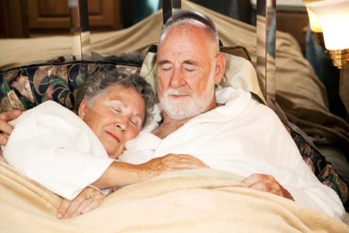 Бабушка с дедушкой в постели