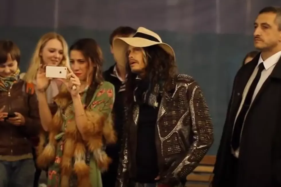 Steven Tyler Joins In With Street Musician In Moscow