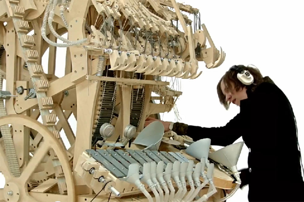Swedish “MacGyver” Creates Giant Instrument Played By 2000 Marbles