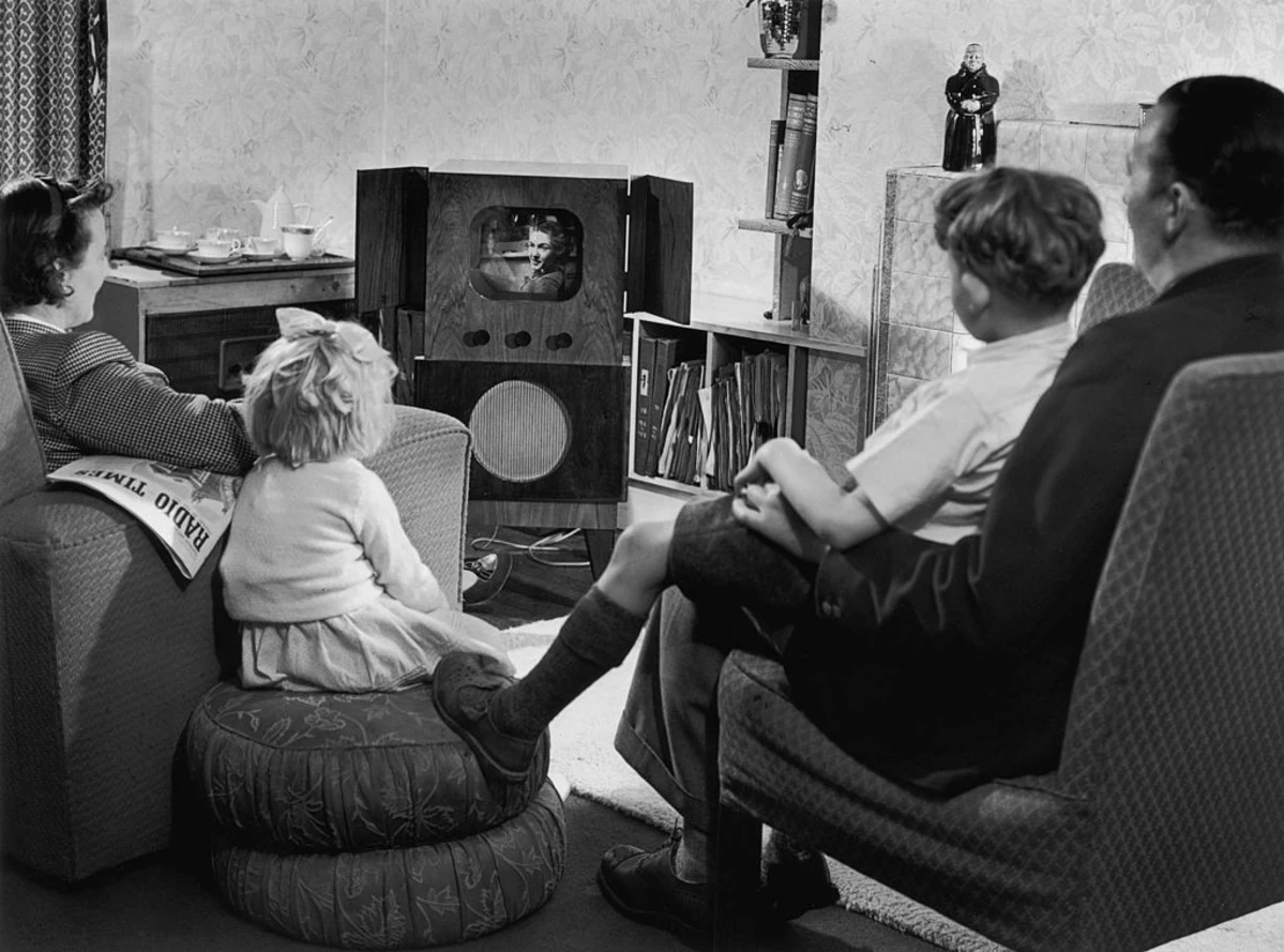 Tv in our life. Черно белое Телевидение. Чёрно-белый телевизор. Чёрно-белое телевидиние. Первый черно белый телевизор.
