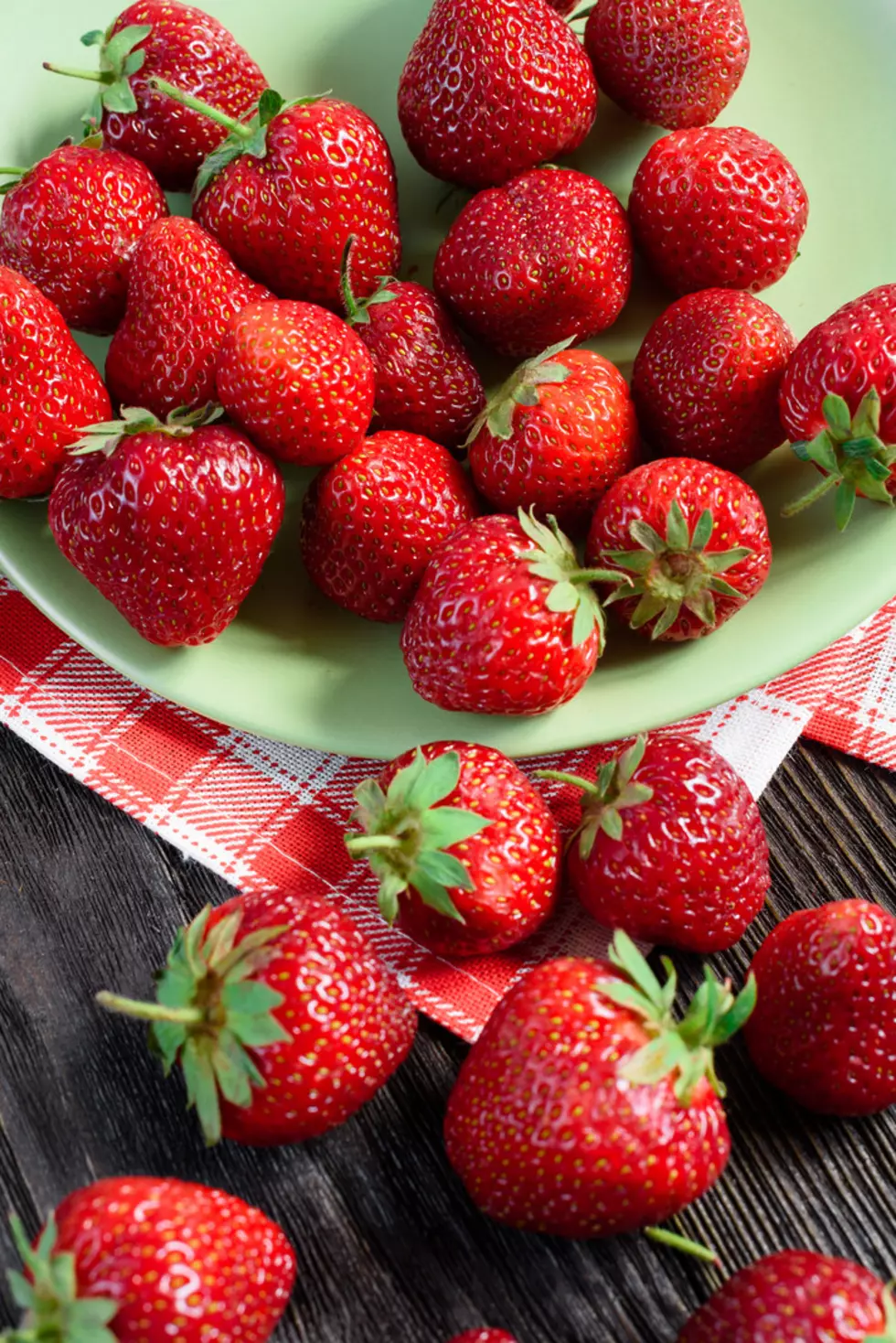 Strawberries in a plate on a green towel