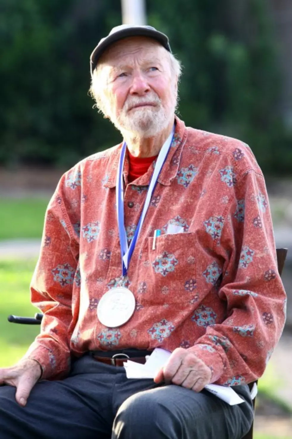 Folk Legend Pete Seeger Dies at 94! (VIDEO)