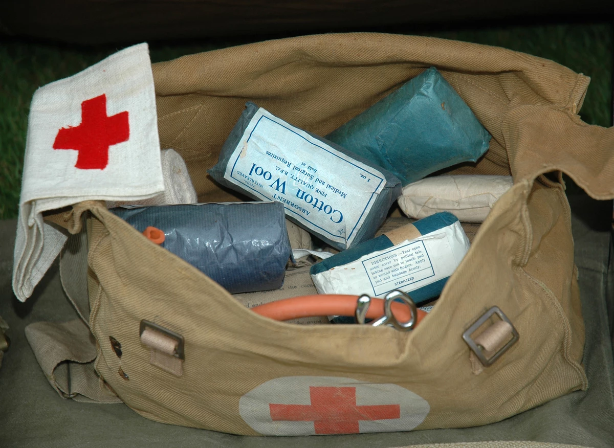 Оказание первой помощи на войне. Аптечка first Aid Kit Army. Санитарная сумка Военная медицинская. Медицинская американская сумка. Медицинская сумка на 2 мировой войне.