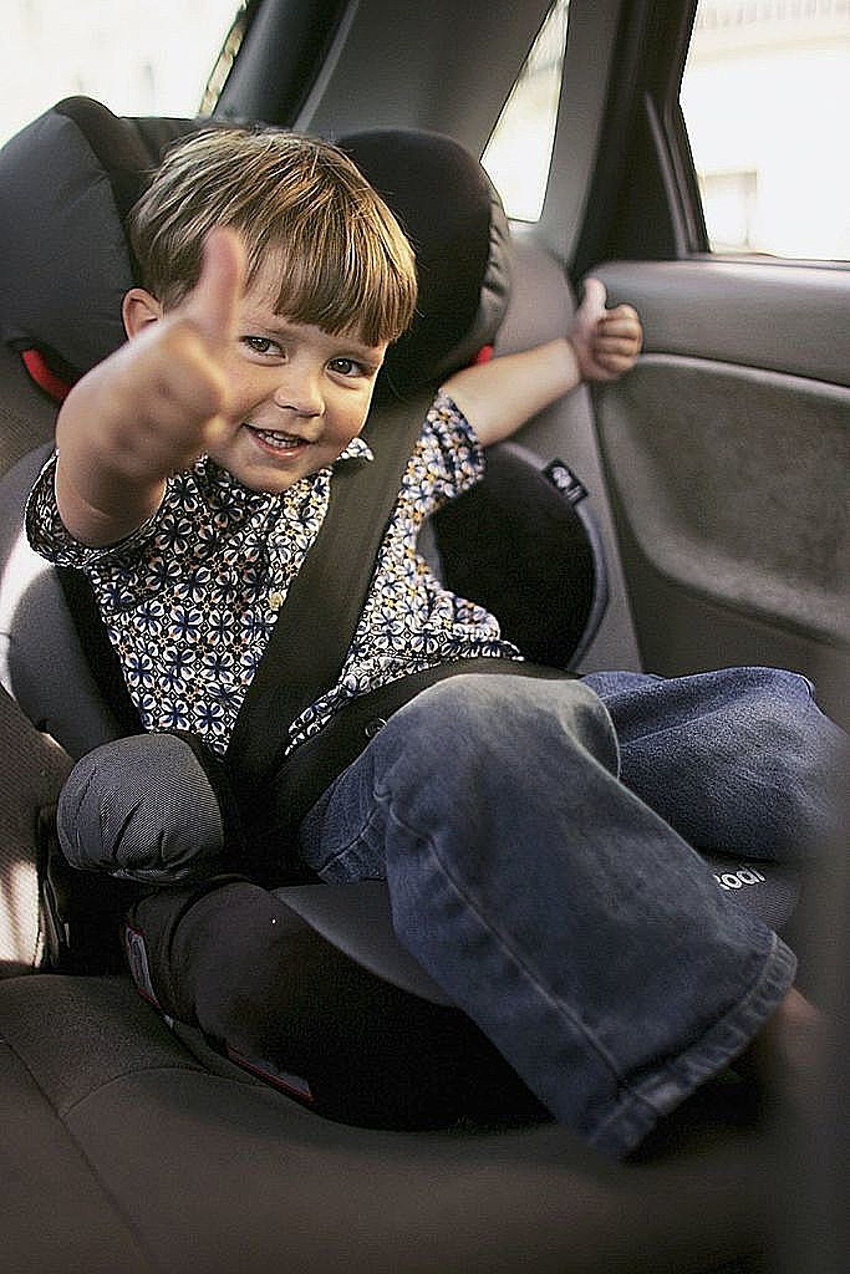 Ребенок без ремня безопасности. Машина для детей. Пристегнутый ребенок. Ребенок в детском кресле. Пристегнутый ребенок в машине.
