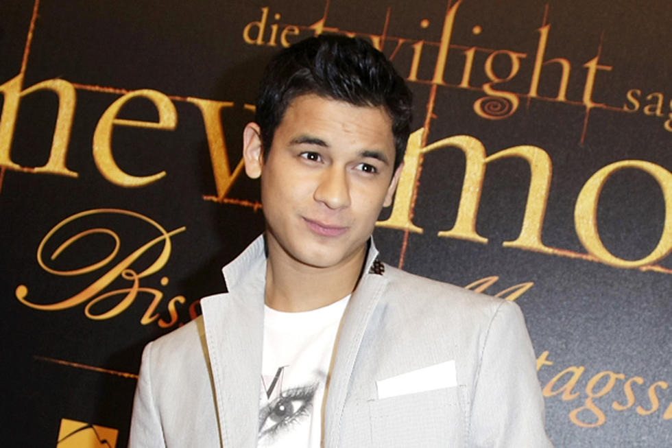 Here’s ‘Twilight’ Actor Bronson Pelletier Peeing in the Middle of LAX [VIDEO]