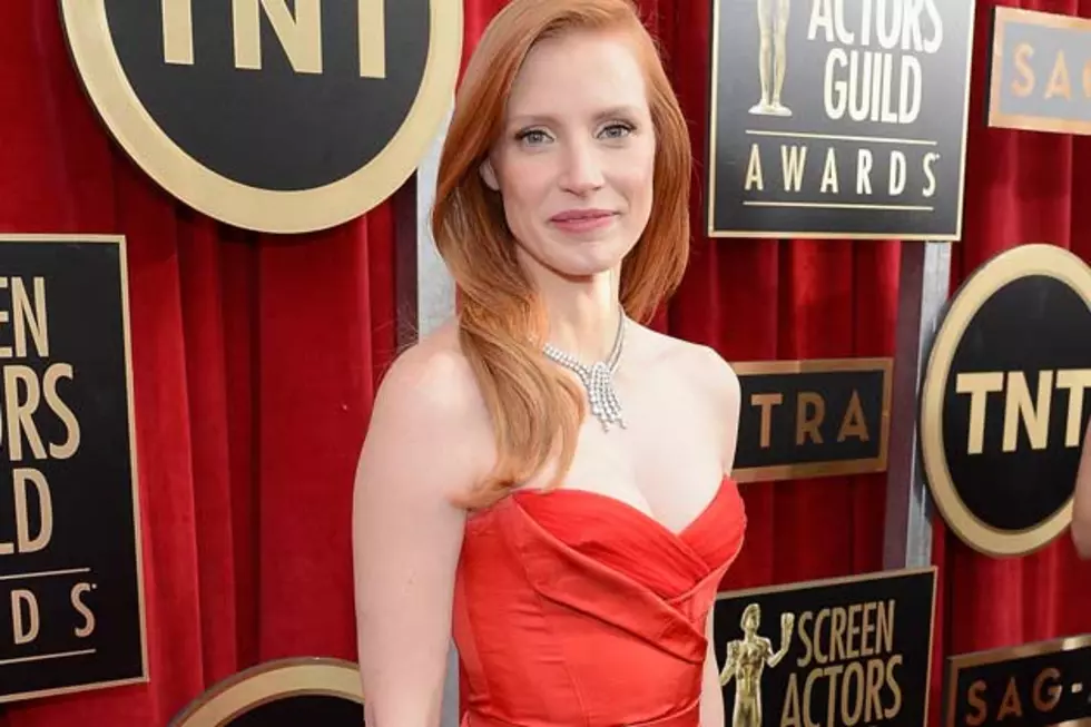 2013 SAG Awards Red Carpet Fashion &#8211; Jessica Chastain Scorches in Red Alexander McQueen
