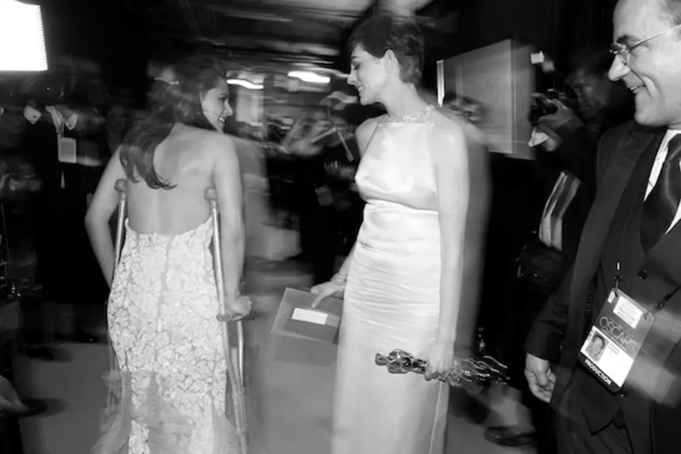 2013 Oscars – Kristen Stewart Tells Anne Hathaway Why She Was On Crutches