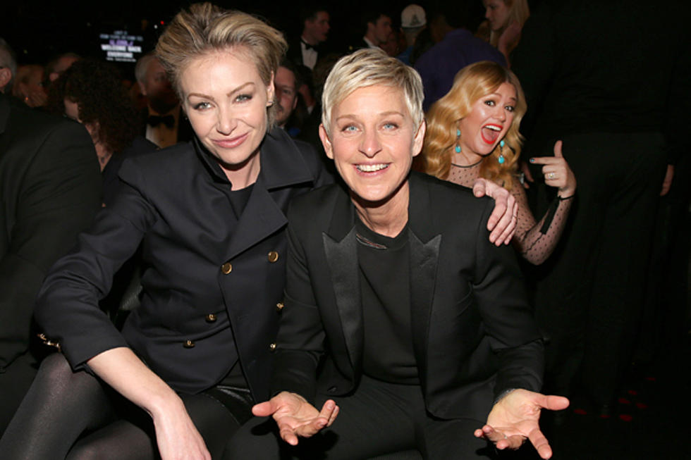 Kelly Clarkson Photobombs Ellen DeGeneres + Portia de Rossi at 2013 Grammys [PHOTO]