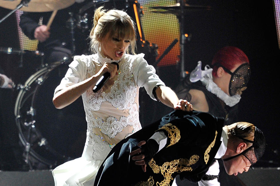 Taylor Swift Sinks Her Claws Into a New Victim [PHOTO]