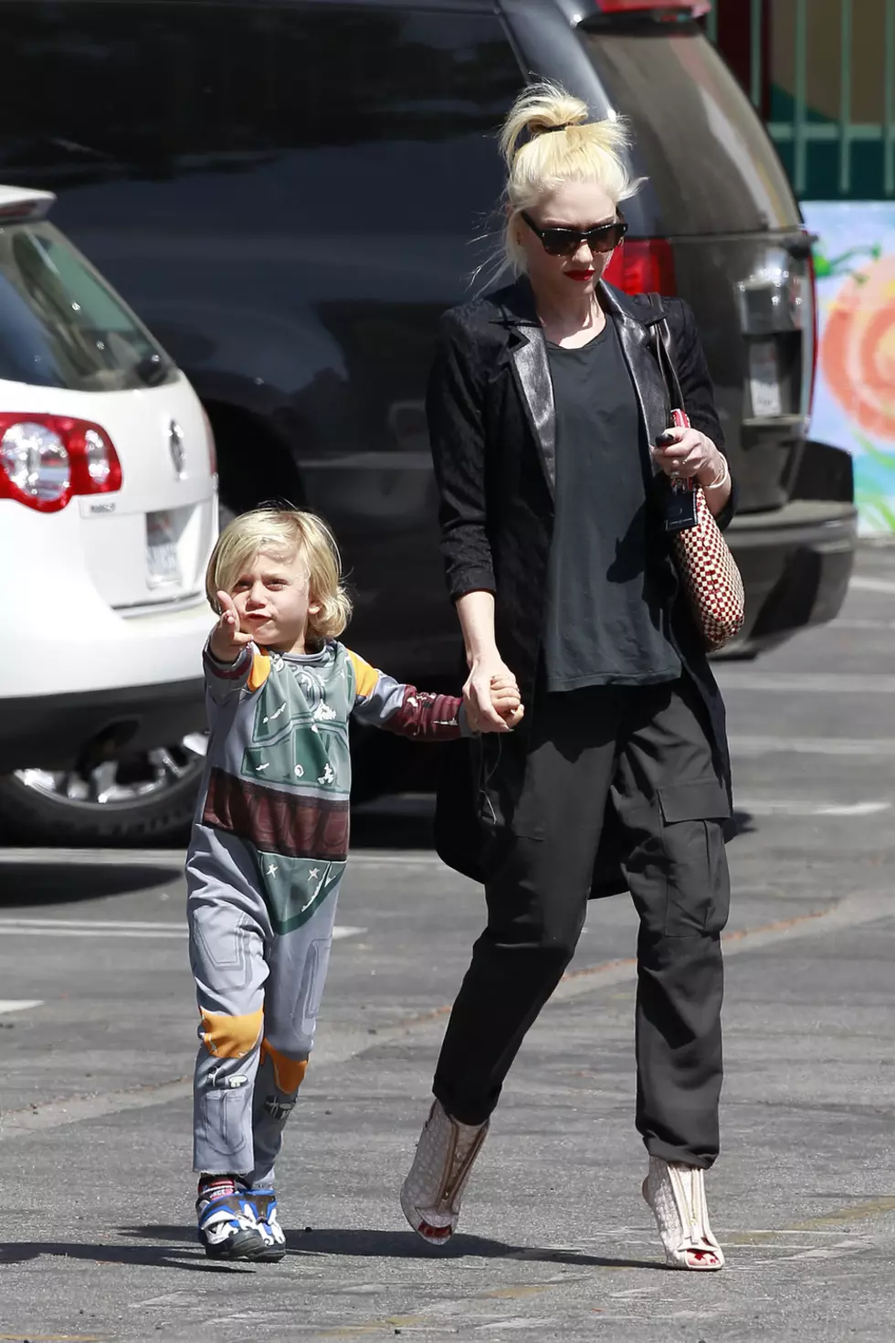 Gwen Stefani&#8217;s Son Zuma Dresses as Boba Fett and Shoots the Paparazzi &#8211; Photo of the Week