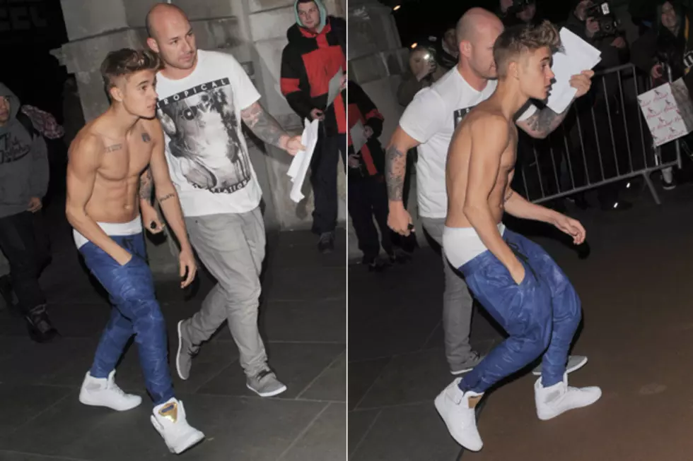 A Shirtless Justin Bieber Walks Into a Hotel [PHOTOS]