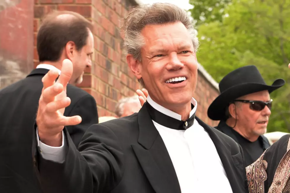 Randy Travis Helps Police Officer Who Lost Everything In Fire