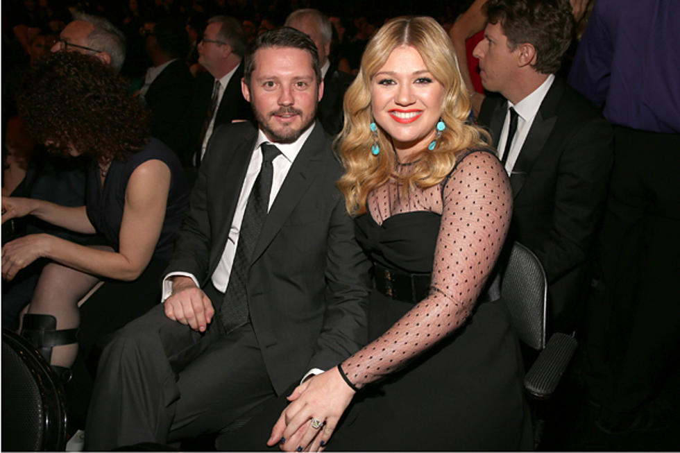 Kelly Clarkson Shares Engagement Pic and Remains Flawless [PHOTO]