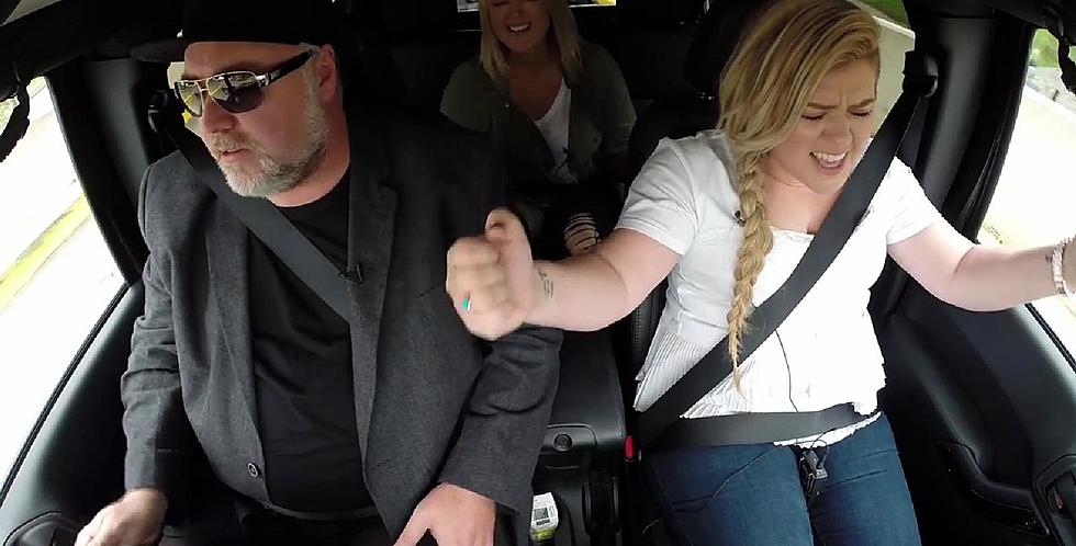 Kelly Clarkson Gives Impromptu Concert in Car for Strangers! [VIDEO]